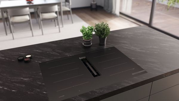 Matzwarte kookplaat in zwart marmeren werkblad