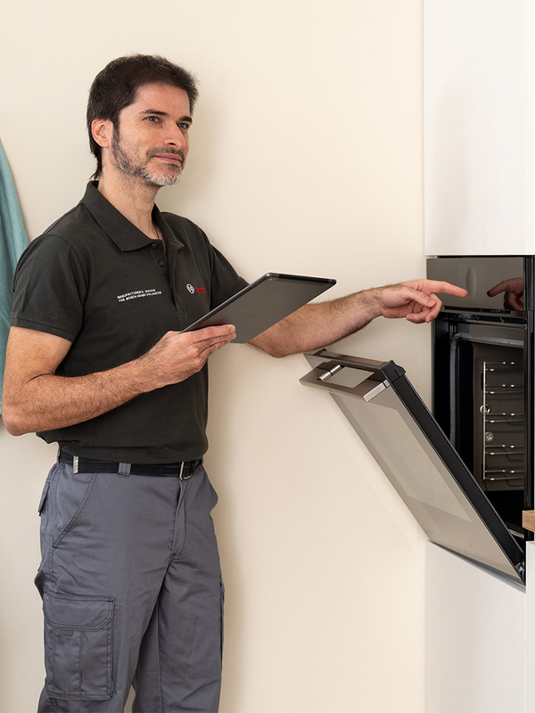 Technicien effectuant la maintenance d'un four.