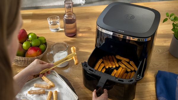 Frische Churros werden in der Heißluftfritteuse von Bosch frittiert.