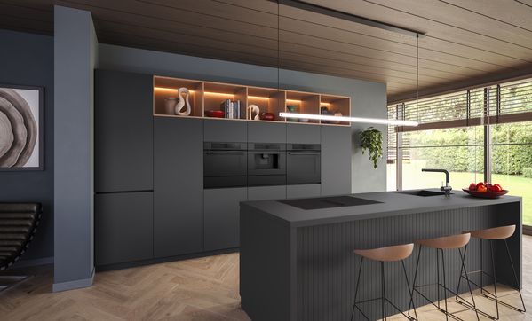 Blauw-zwarte keuken met keukentoestellen van de Bosch Matt Design-lijn.