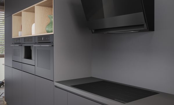 Kookplaat en dampkap uit de Matt Design-lijn van Bosch in een donkerblauwe keuken.
