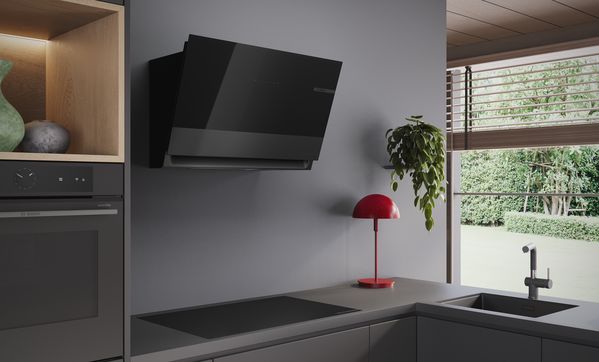 
       Lateraal perspectief op Bosch Matt Design schuine afzuigkap samen met Matt Design inductiekookplaat.
      