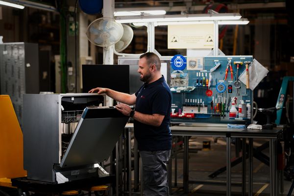 Modern&iacute; kuchyňsk&eacute; spotřebiče, tablet s bezpečnostn&iacute; ikonou, br&yacute;le na b&iacute;l&eacute; desce. 