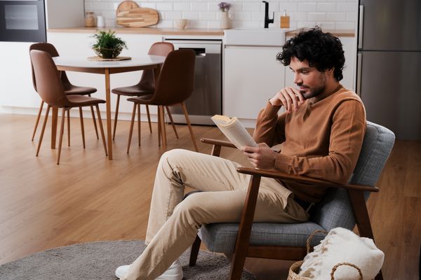 Modern&iacute; kuchyňsk&eacute; spotřebiče, tablet s bezpečnostn&iacute; ikonou, br&yacute;le na b&iacute;l&eacute; desce. 