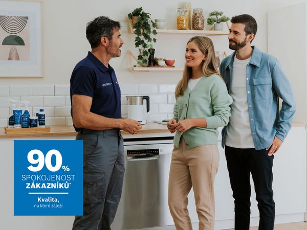 Dřevěná kuchyňská linka se skříňkou na nářadí na pracovní desce.