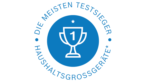 Ein blaues kreisförmiges Emblem mit einem Pokal, auf dem eine „1“ steht, umgeben von dem Text „Die meisten Testsieger Haushaltsgeräte.“