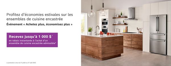 Cuisine moderne avec appareils encastrés, meubles en bois et un comptoir décoré de fruits frais.