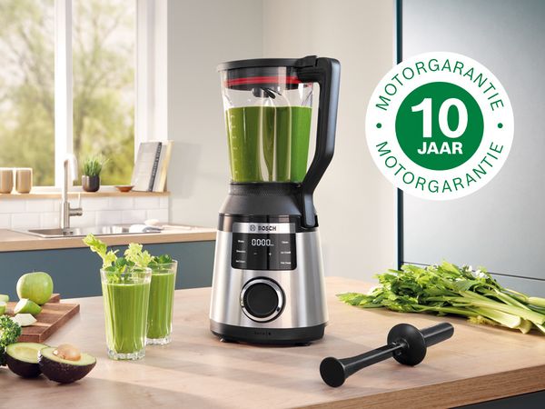 Roestvrijstalen VitaPower Serie 6 blender en stopper, naast enkele smoothies en het 10 jaar-garantielogo.