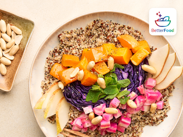 Eine bunte Bowl mit Nüssen und Früchten vor einem hellen Hintergrund neben dem BetterFood Logo.