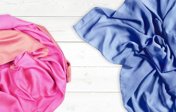 Tessuti colorati disposti su un bancone dai toni neutri