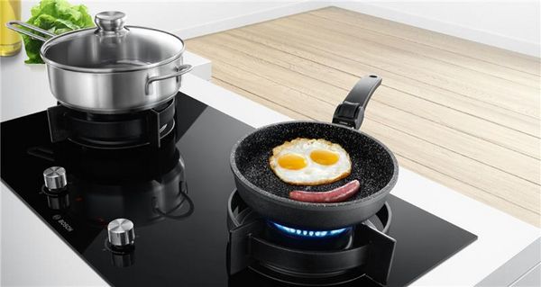 Bosch gas hob with FlameSelect in a modern white kitchen shows advantages of cooking with gas.