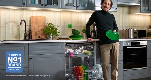 Muž drží v rukách zelený tanier