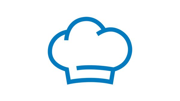 Blaue Kochhaube auf weißem Hintergrund