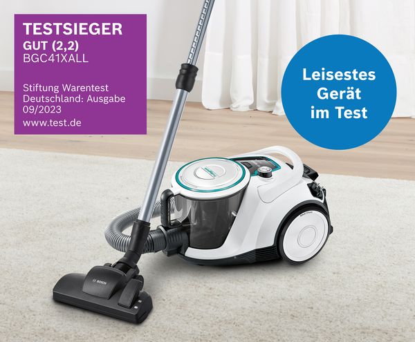 Ein Bosch Staubsauger auf einem Teppich, gekennzeichnet als „Bester Testsieger“ und „leises Gerät“ von Stiftung Warentest, Deutschland, 09/2023.   