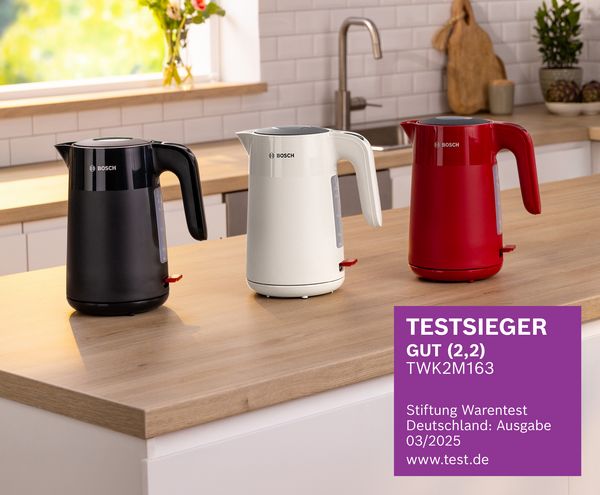 Bosch MyMoment Wasserkocher in Schwarz, Rot, Weiß und Creme auf einer Küchenarbeitsplatte.