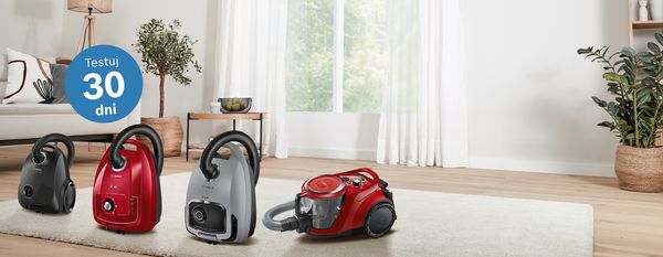 Trzy odkurzacze Bosch w jasnym salonie, z reklamą "Testuj 30 dni" oferującą 30-dniowy okres próbny.