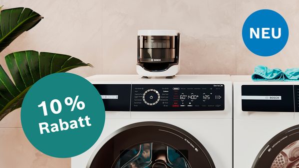 Bosch Waschmaschine mit externen Bosch Mikroplastikfilter und Hinweis, dass es beim Kauf des Filters im Bosch Online Shop Rabatt gibt