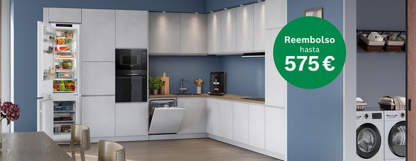 magen de una cocina con paredes azules, muebles blancos y electrodom&eacute;sticos Bosch