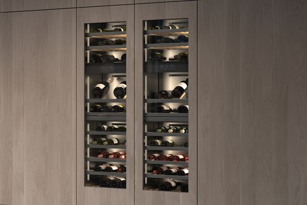 Дві винні кліматичні шафи Gaggenau Vario серії Expressive на розкішній кухні