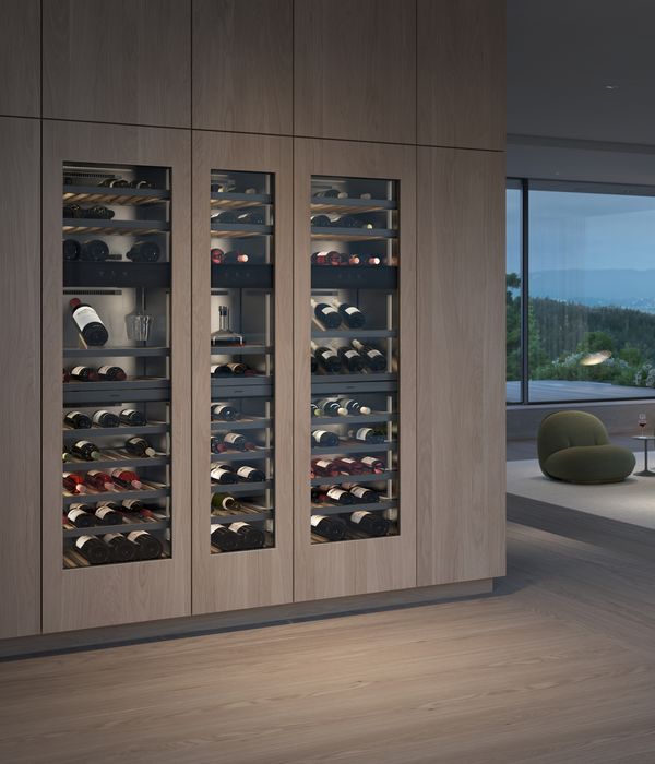 Три винні кліматичні шафи Gaggenau Vario серії Expressive на розкішній кухні