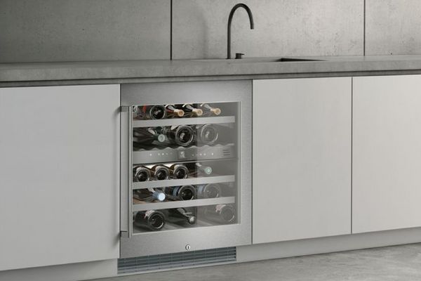 Винна шафа Gaggenau серії 200 для встановлення під стільницю на сучасній розкішній кухні
