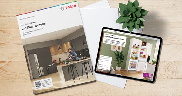Catálogo Bosch, tabletas con información técnica, electrodomésticos de cocina, hombre trabajando en cocina.