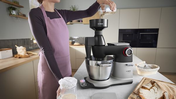 Mahlen von Mehl mit dem Mühlenaufsatz für die Serie 8.