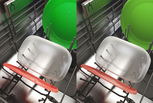 Κοντινή λήψη ανοιχτού πλυντηρίου πιάτων με μια επιτοίχια πρίζα πράσινης ενέργειας.