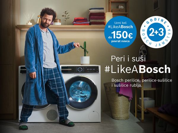 Čovjek u plavom ogrtaču stoji pokraj perilice rublja, #LikeABosch promocija u pozadini. 
