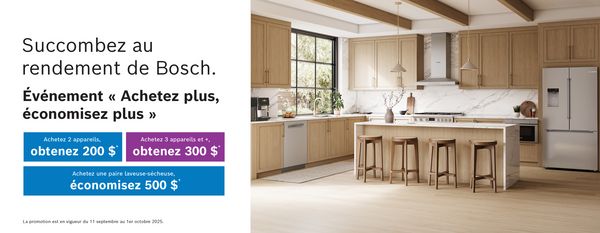 Cuisine moderne avec appareils encastrés, meubles en bois et un comptoir décoré de fruits frais.
