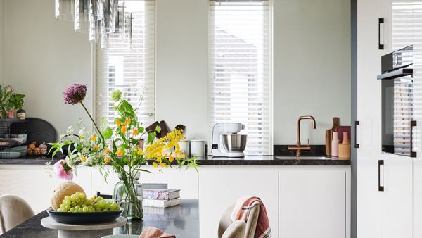 Cuisine moderne et lumineuse, avec une table &agrave; manger au premier plan