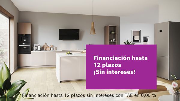 Interior de cocina moderna con diseño elegante, toques de madera y texto promocional sobre 12 meses sin intereses.