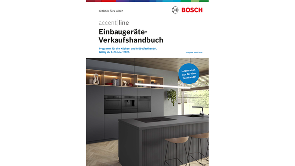 Das Bild zeigt eine Kücheneinrichtung mit modernen Geräten, Regalen und Kochutensilien auf einer Arbeitsplatte.