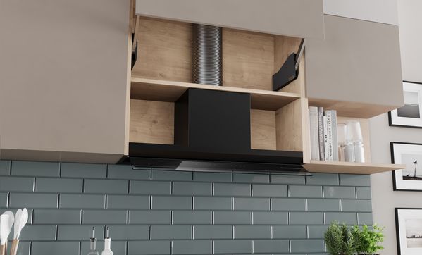 Аспиратор за пълно вграждане с отворен и празен стенен шкаф. Удължение на изходящия въздуховод със стандартен рафт.