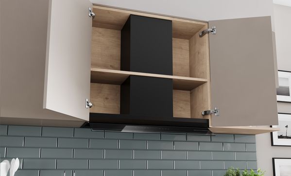 Аспиратор за пълно вграждане с отворен и празен стенен шкаф. Стандартен рафт плюс удължение за комин за скриване на изходящия въздуховод.