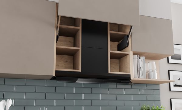 Аспиратор за пълно вграждане с отворен и празен стенен шкаф. Три модула за рафтове плюс удължение за комин.