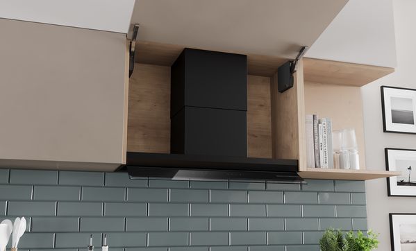 Аспиратор за пълно вграждане с отворен и празен стенен шкаф. Удължението на комина без рафт за високи предмети.