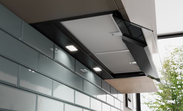 Изглед отдолу на аспиратора за пълно вграждане с разгънат стъклен панел.