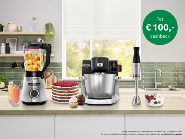 Bosch keukenapparatuur in moderne keuken: blender, keukenmachine, staafmixer op aanrecht met gebak en smoothies.