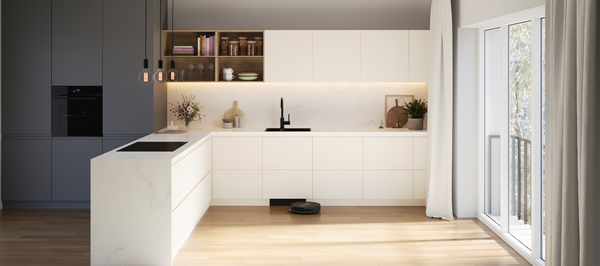 Eine helle Küche mit holzfarbenen Einbaumöbeln und dem Bosch Saugroboter.