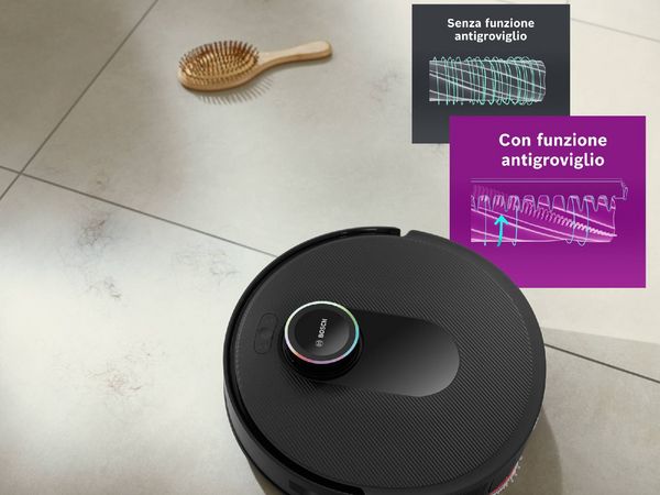 Lo Spotless su un pavimento piastrellato bianco pulito con una spazzola per capelli, che mette in mostra la funzione di riduzione dei grovigli.