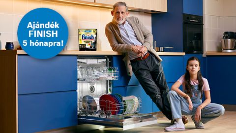 Egy modern, letisztult konyh&aacute;t l&aacute;tunk, ahol a m&eacute;lyk&eacute;k als&oacute; szekr&eacute;nyek &eacute;s a vil&aacute;gos fa munkalap eleg&aacute;ns, m&eacute;gis otthonos hangulatot teremtenek.