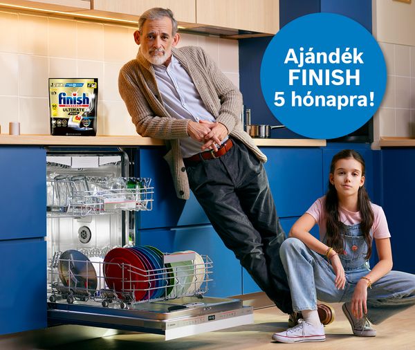 Egy modern, letisztult konyh&aacute;t l&aacute;tunk, ahol a m&eacute;lyk&eacute;k als&oacute; szekr&eacute;nyek &eacute;s a vil&aacute;gos fa munkalap eleg&aacute;ns, m&eacute;gis otthonos hangulatot teremtenek.