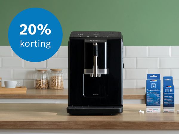 Koffieapparaat met koffie en reinigingsmiddelen. Ook button met tekst 20% korting