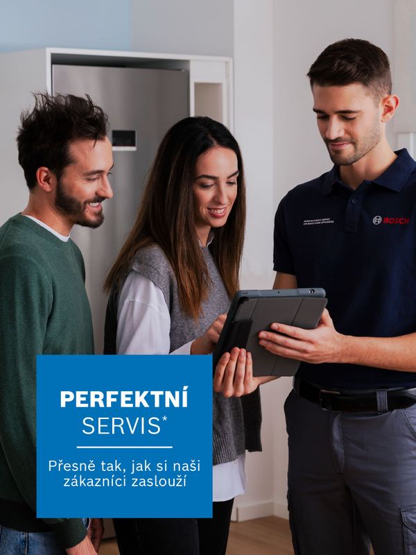 N&aacute;řad&iacute; na pracovn&iacute; desce s mal&yacute;mi dom&aacute;c&iacute;mi spotřebiči.