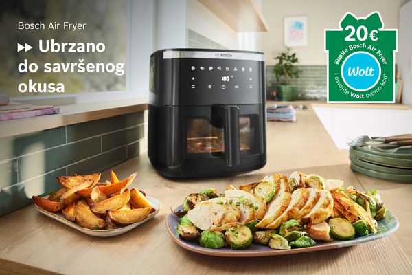 Obitelj priprema objed, ispod slike prikaz prljavog poda i robotskog usisavača.