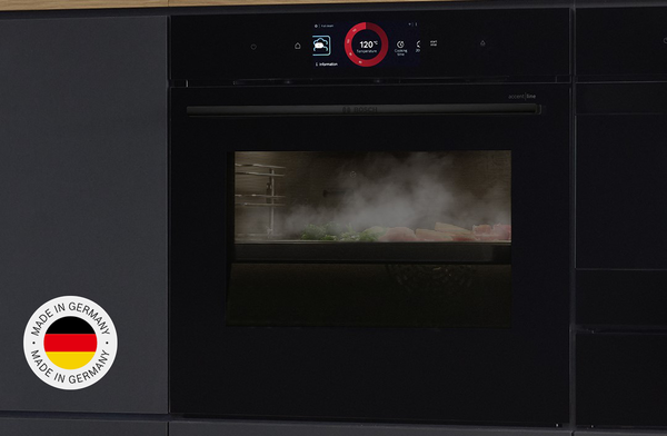 Interiorul unui cuptor cu aburi şi afişajul acestuia, care indică o temperatură de 120 de grade Celsius.