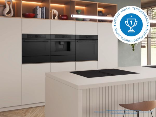 Moderne keuken met grijze kasten, houten tafel en een ronde luidspreker op de vloer.