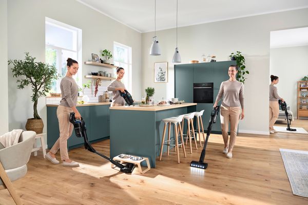 Modelo Bosch Spotless negro colocado en su estación de servicio Wet-Dry-Service Station negra.