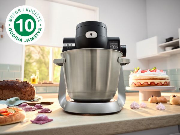 Kuhinjski robot na kuhinjskom elementu.